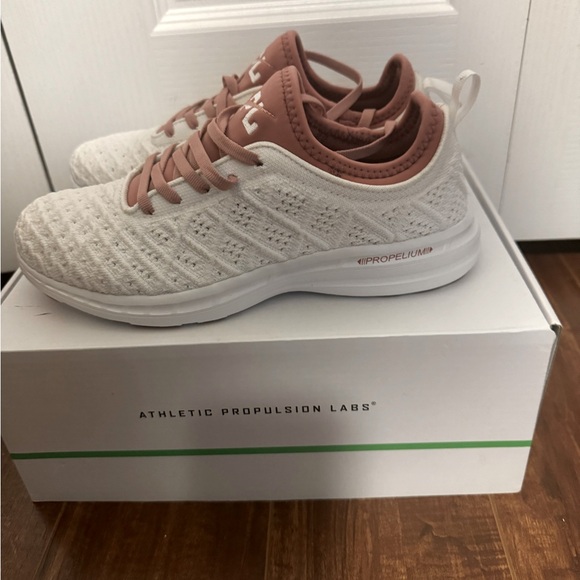 🎀🍒✨BRAND NEW APL SNEAKERS✨🍒🎀 - Picture 5 of 8